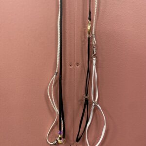 Puolikiristävä panta joustavalla hihnalla